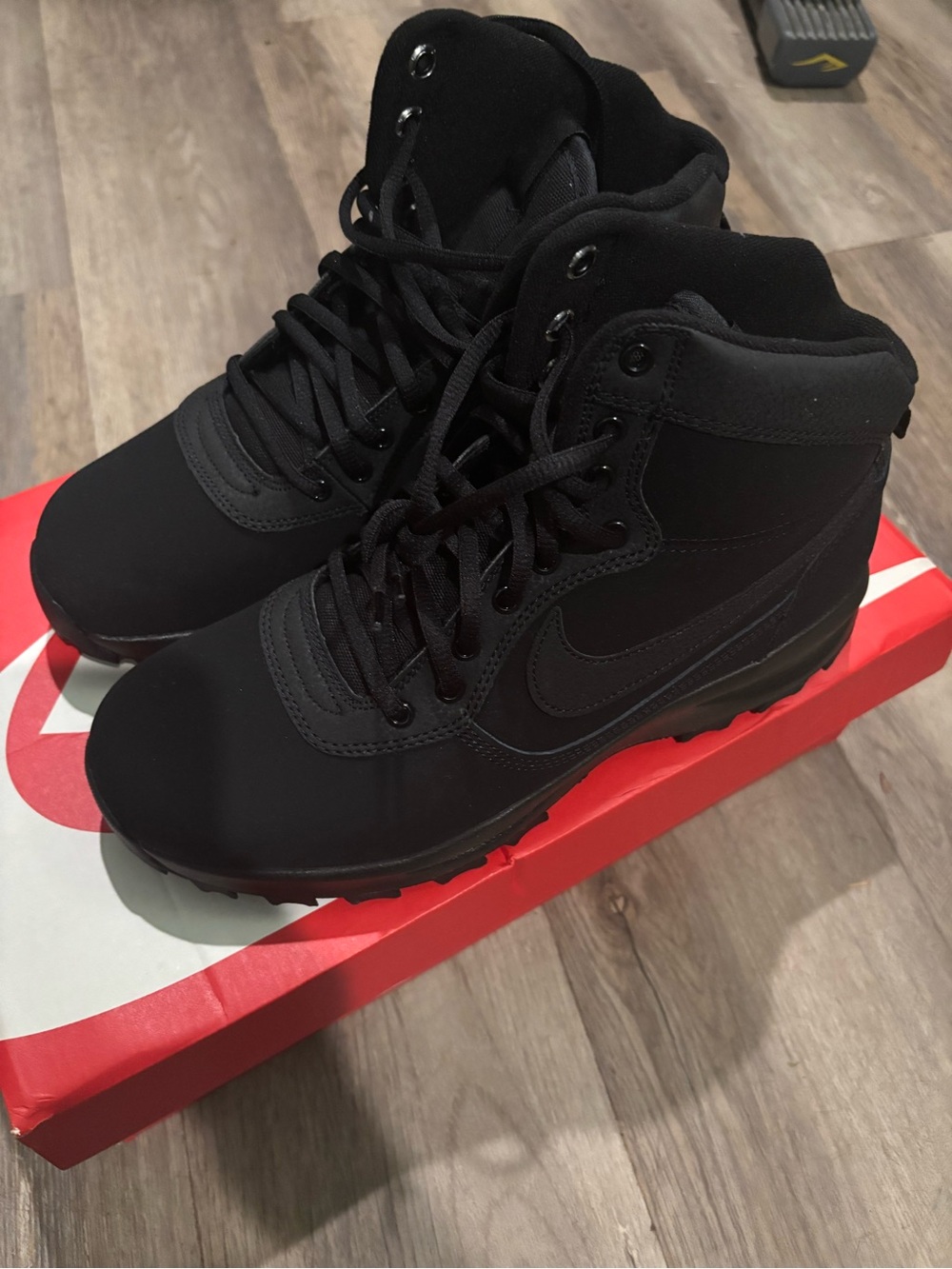 Nike Manoadome Black Mid-Top Boots